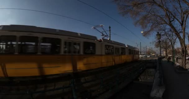 Stad scène en verkeer in Boedapest Hongarije — Stockvideo
