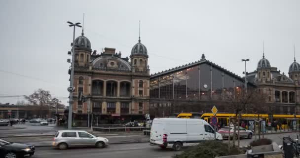Θέα στην κυκλοφορία της πόλης μπροστά από έναν ιστορικό σιδηροδρομικό σταθμό — Αρχείο Βίντεο