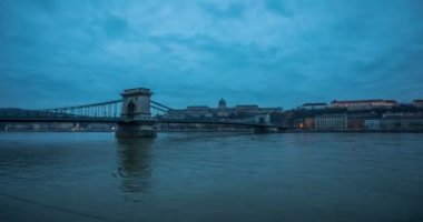 Tuna nehri üzerindeki Chain Bridge ile gün batımında Budapeşte manzarası