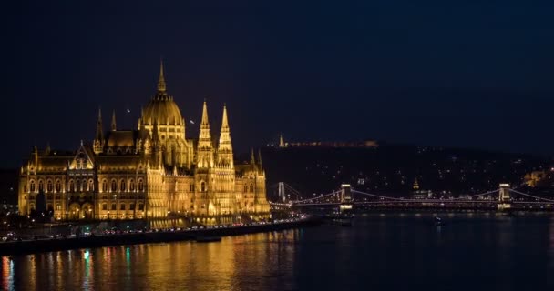 Ein Blick auf das ungarische Parlamentsgebäude in der Nacht — Stockvideo