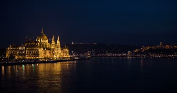 Вид на здание венгерского парламента ночью — стоковое видео