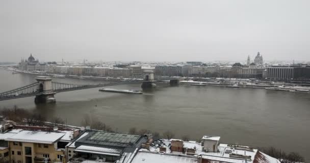 Widok na miasto Budapeszt pokryte śniegiem — Wideo stockowe