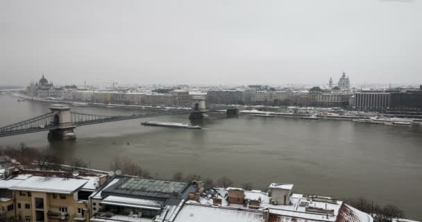 Flygvy över Budapest stad täckt av snön — Stockvideo