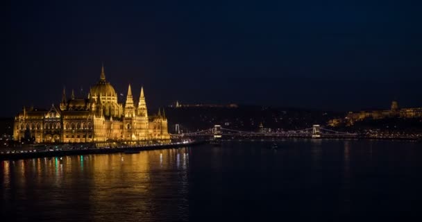 Вид на здание венгерского парламента ночью — стоковое видео