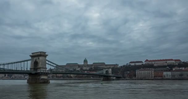 Vista de Budapest al atardecer con el Puente de la Cadena sobre el río Danubio — Vídeos de Stock
