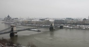 Karlarla kaplı Budapeşte şehrinin havadan görünümü