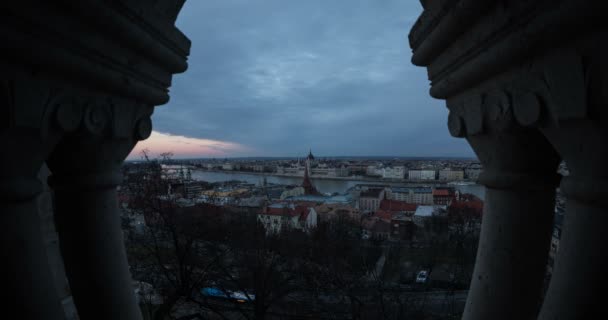 Letecký pohled na nádherné staré budapešťské město za sloupci — Stock video