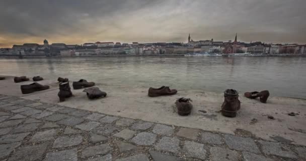 Téli Cipők Dunaparton Emlékművel Budapesten Eltelt Idő — Stock videók