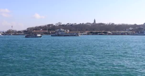 Uma vista do Bósforo com navios e barcos de passageiros — Vídeo de Stock