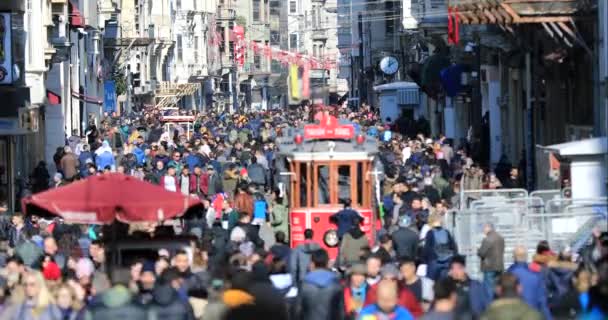 Nostaljik tramvaylı İstiklal Caddesi sahnesi — Stok video