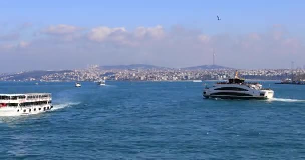 Una vista del Bósforo con barcos de pasajeros y barcos — Vídeo de stock