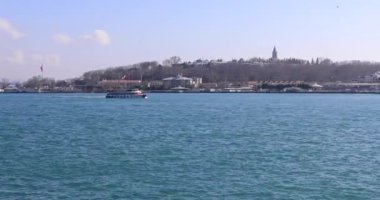 Yolcu gemileri ve teknelerle Boğaz manzarası