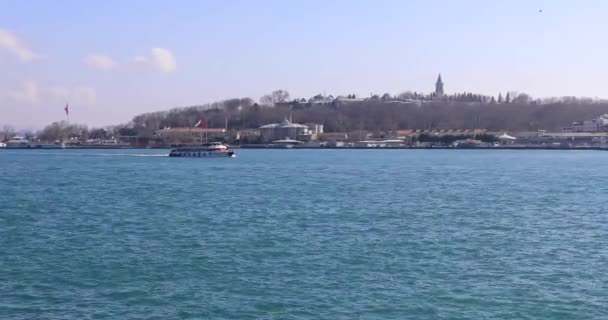 Blick auf den Bosporus mit Passagierschiffen und Booten — Stockvideo