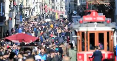 Nostaljik tramvaylı İstiklal Caddesi sahnesi