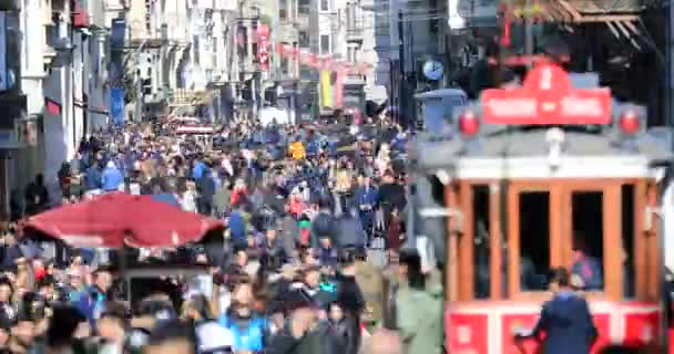 Nostaljik tramvaylı İstiklal Caddesi sahnesi — Stok video