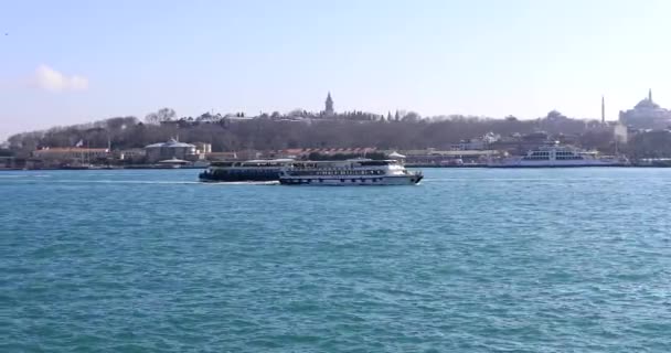 Uma vista do Bósforo com navios e barcos de passageiros — Vídeo de Stock