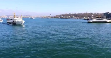 İstanbul, Türkiye- 7 Ocak 2019 : Güneşli bahar gününde Boğaz üzerinde seyir halinde olan yolcu gemileri ve tekneler