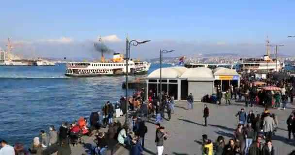 Uma vista do ferry de passageiros perto do cais, distrito mais popular Eminonu — Vídeo de Stock