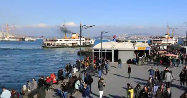 码头附近的客渡船景色，最受欢迎的地区埃米努 — 图库视频影像