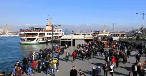 Uma vista do ferry de passageiros perto do cais, distrito mais popular Eminonu — Vídeo de Stock