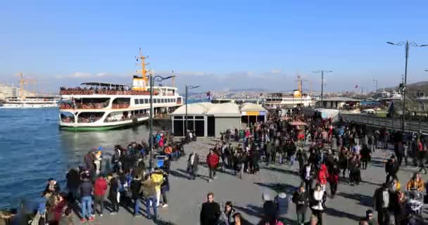 En vy av passagerarfärja nära piren, mest populära distriktet Eminonu — Stockvideo