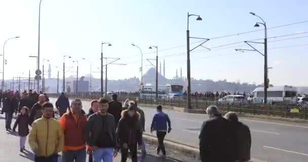 Muitas pessoas andando na ponte galata Nova mesquita está no fundo — Vídeo de Stock