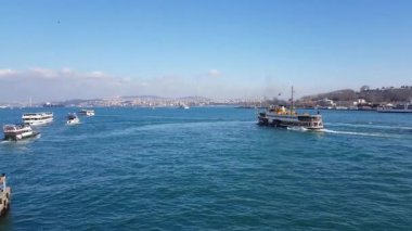 Yolcu gemileri ve teknelerle Boğaz manzarası