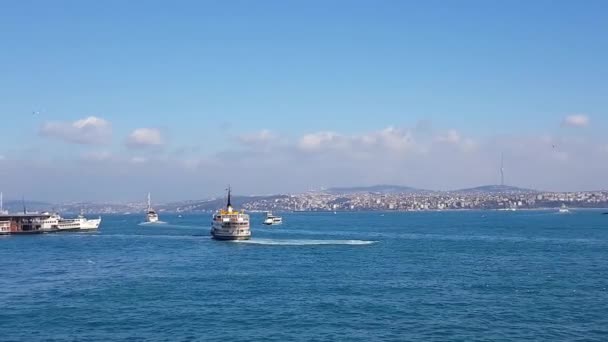 Blick auf den Bosporus mit Passagierschiffen und Booten — Stockvideo