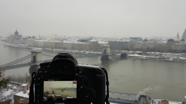 Digitale camera's en het oude Stadszicht van Boedapest in de winter — Stockvideo