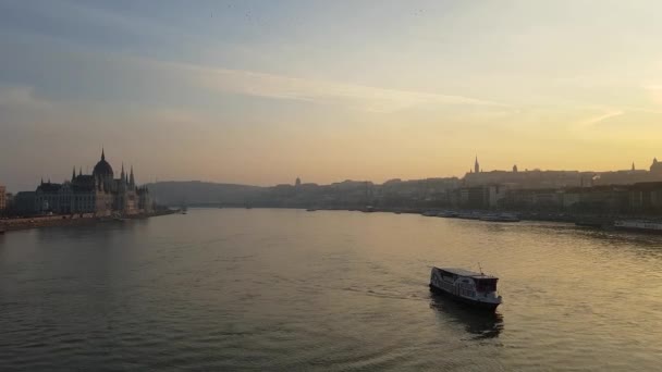 Πλοίο στον ποταμό Δούναβη — Αρχείο Βίντεο