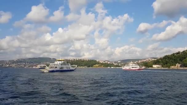 Круизные паромы и катера над Босфором — стоковое видео