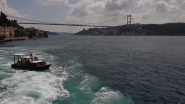 Boğaz üzerinde seyir halindeki teknelerin manzarası