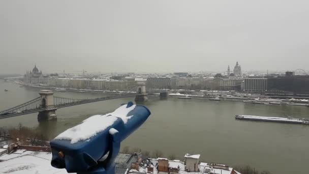 蓝色望远镜和鸟瞰布达佩斯市背景 — 图库视频影像