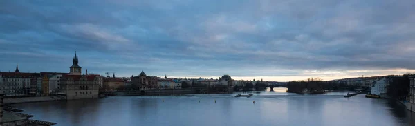 Una vista del paisaje de Praga con el puente de Carlos y el río Moldava — Foto de Stock