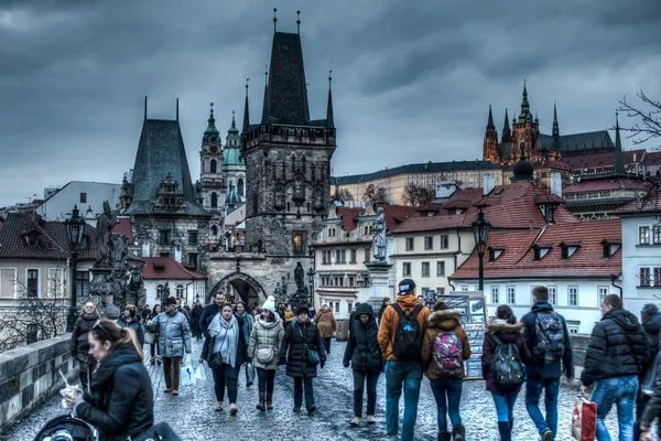 Una vista nocturna del Puente de Carlos Ciudad Vieja Praga — Foto de Stock