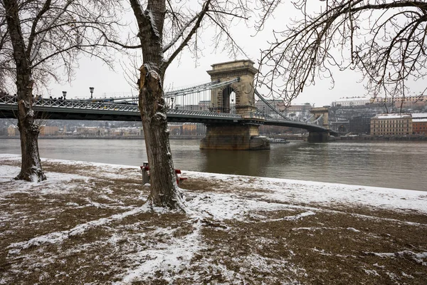 Ланцюговий міст через річку Дунай взимку в Будапешті — стокове фото