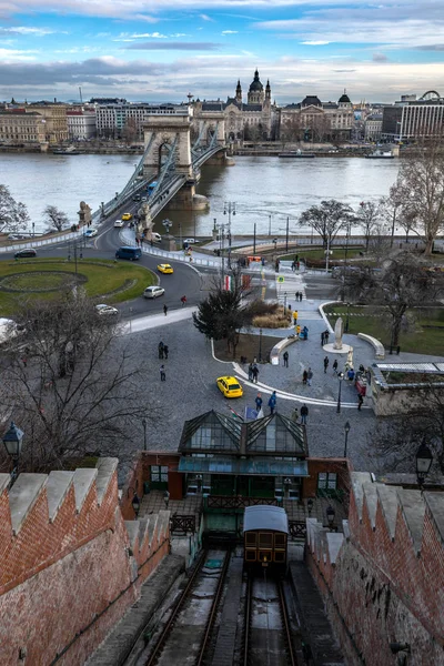 Budapeşte'de Tuna Nehri üzerindeki ünlü Zincir Köprü'nün havadan görünümü — Stok fotoğraf