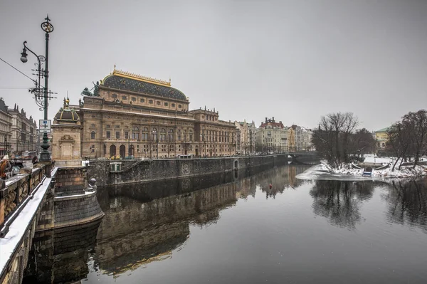 Charles köprüsü ve Vltava nehri ile Prag şehir manzarası — Stok fotoğraf