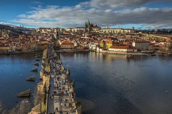 Luftaufnahme der Prager Burg und der Karlsbrücke über die Moldau — Stockfoto