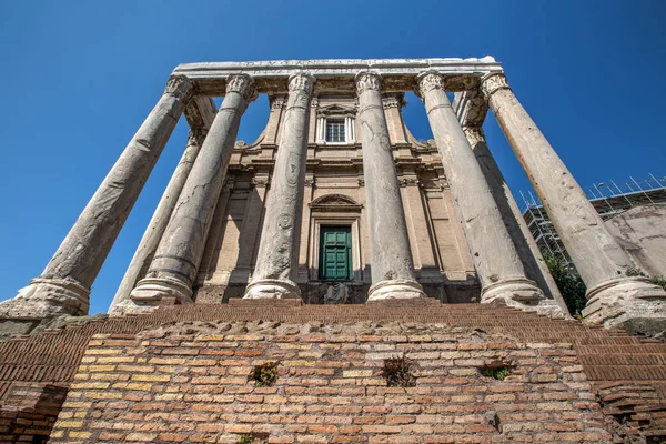 Вид на храм Антонина и Фаустины внутри Римского форума в Риме — стоковое фото