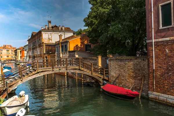 Venecia escena callejera con edificio romántico, puente, canal y barcos — Foto de Stock