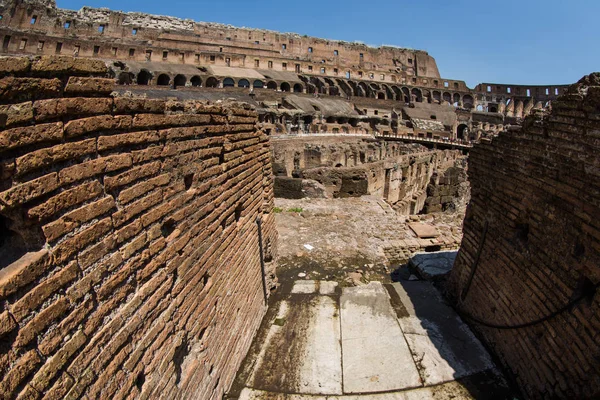 Una vista interior del Coliseo en Roma Italia — Foto de Stock