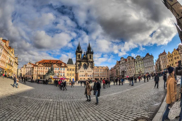 Plaza del casco antiguo y reloj astronómico medieval en Praga — Foto de Stock