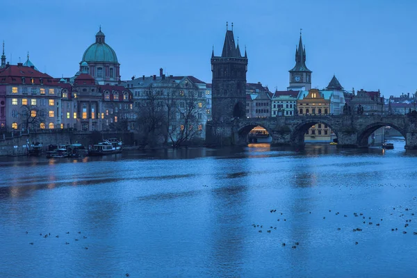 Вид на Прагу с Карлова моста и реки Влтавы — стоковое фото