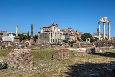 Roma'daki Roma Forumu'nda Antoninus ve Faustina Tapınağı'nın görünümü