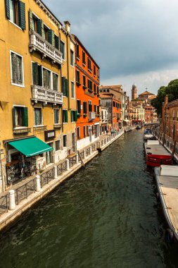 Romantik bina kanalı ve gondollar ile Venedik sokak sahnesi