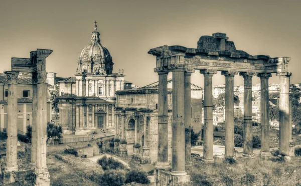 Een uitzicht op het Forum Romanum in Rome op zonnige zomerdag — Stockfoto