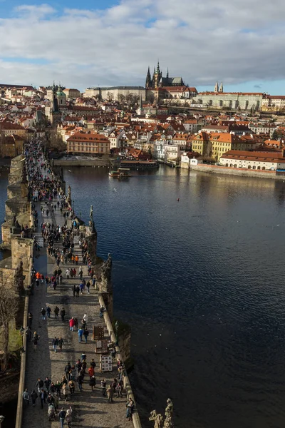 Luftaufnahme der Karlsbrücke und der Prager Burg — Stockfoto