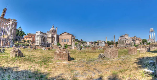 Een uitzicht op het Forum Romanum in Rome op zonnige zomerdag — Stockfoto