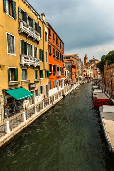 Venecia escena callejera con romántica construcción de canal y góndolas — Foto de Stock